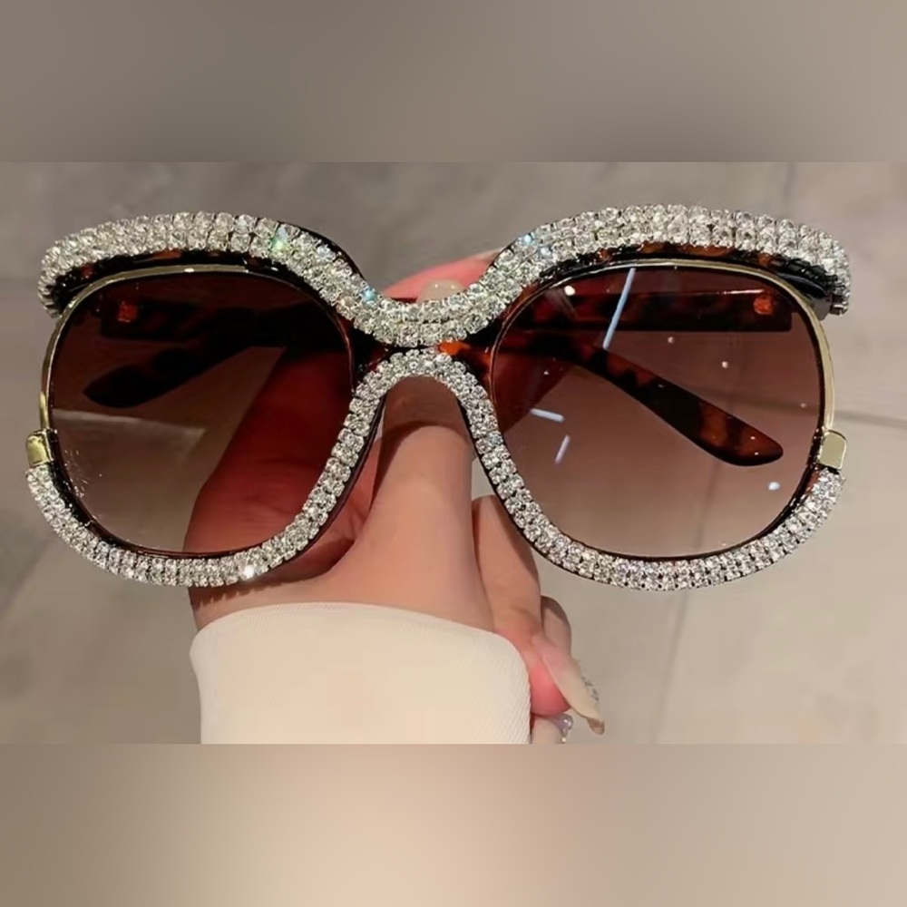 New Dazzling Oversized Owl 🦉 Rhinestone/Leopard Framed Sunglasses.
